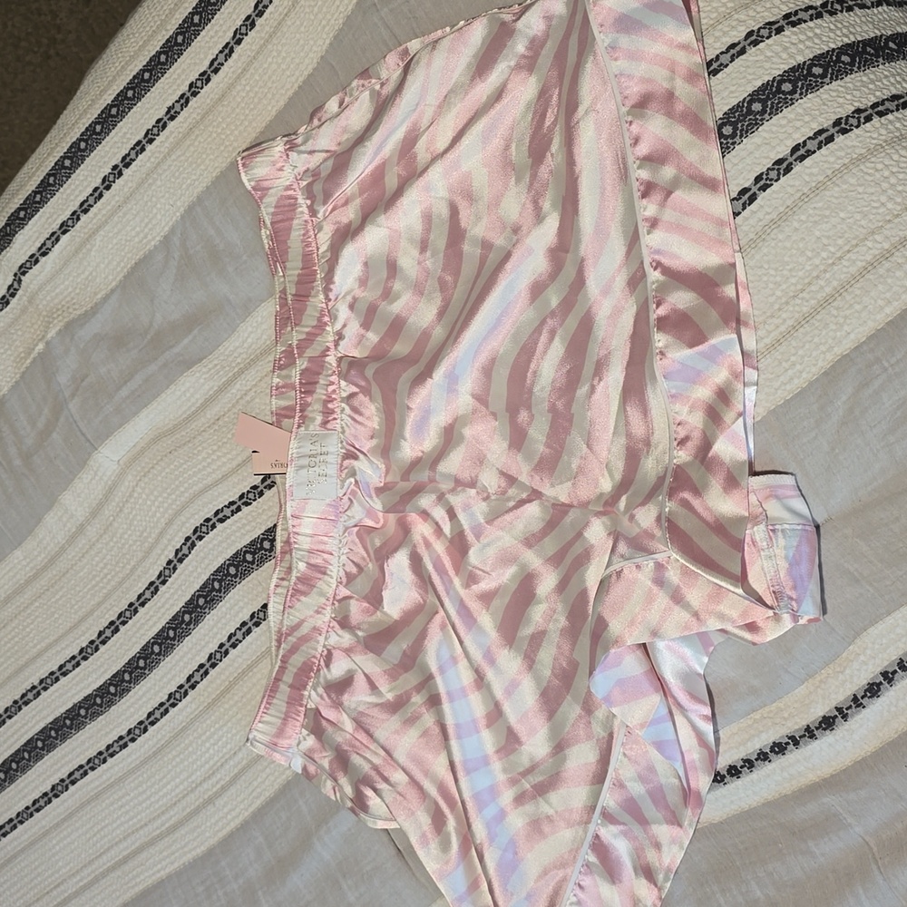 NWT Victoria's Secret short pj pants pink & white silky like shorts size XL 💗